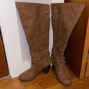 Size 9, worn one time for pictures years ago.